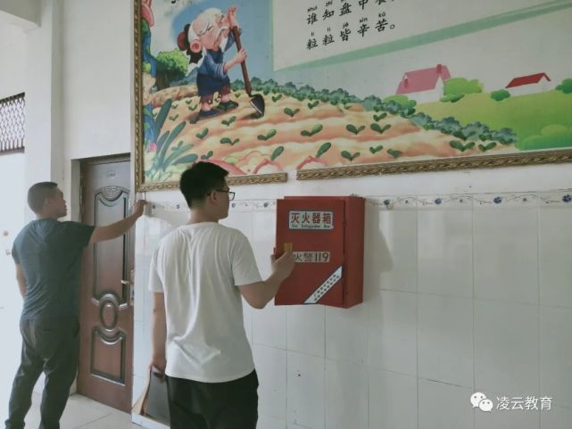 樓道,圍牆,活動場地,水電,消防和學生食堂食品衛生安全等,對排查到的