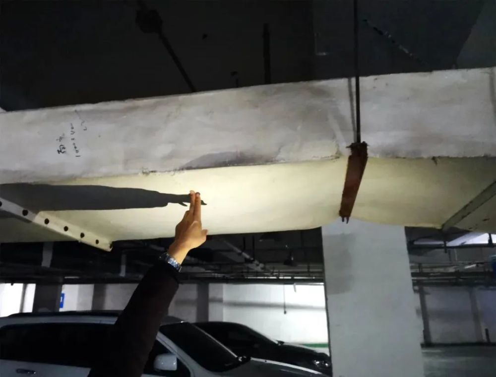 物业人员表示,确实有居民希望将自己车位上方的通风管道也拆除,而物业