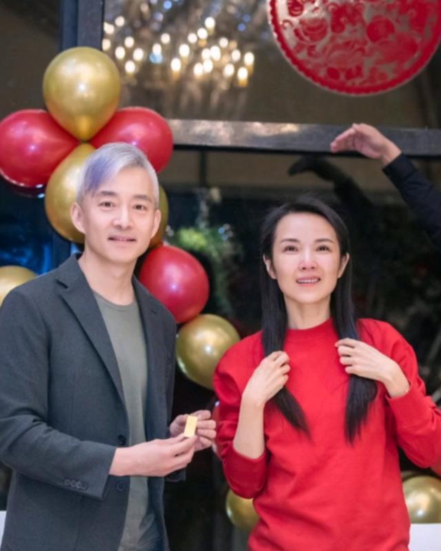 其实人们都好奇,当年亚宁红极一时,在央视的主持人中也算是有很高的