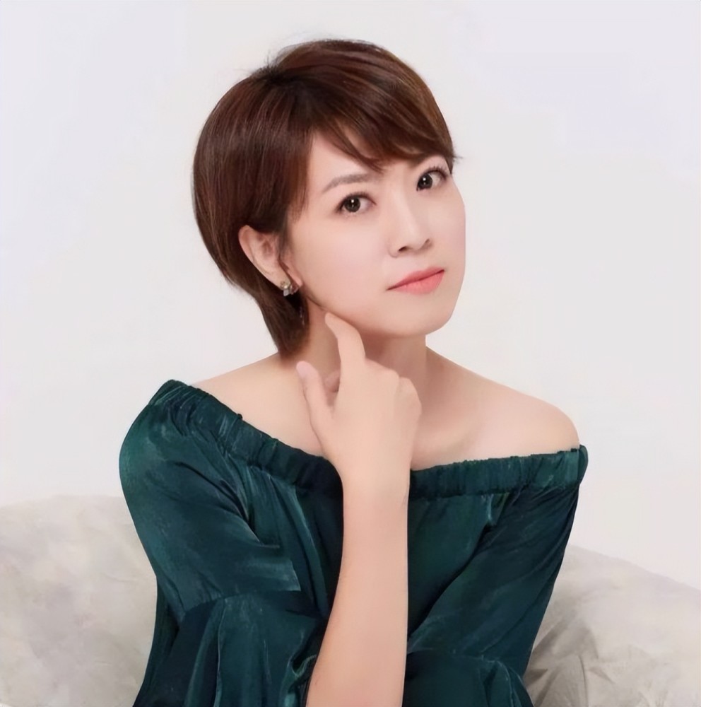 辽台主持人朱霞停职背后,乍看没有职业操守,深究是直播带货_腾讯新闻