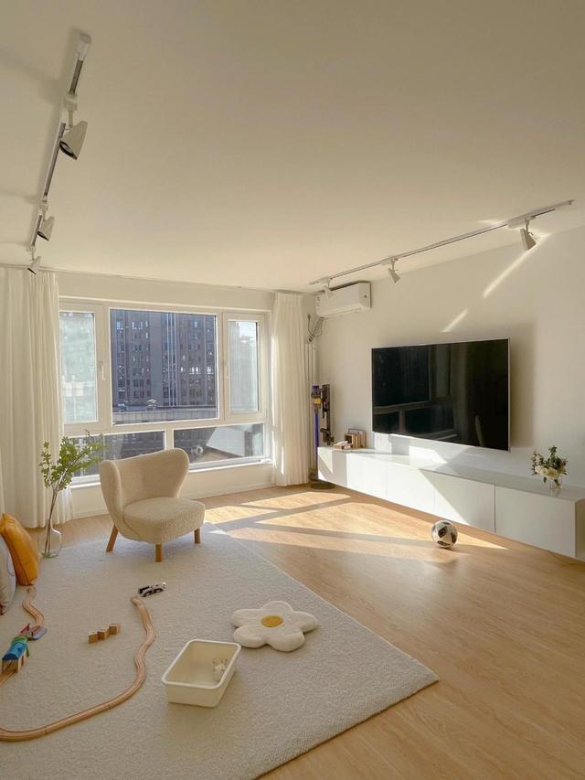 她不买沙发茶几,不做吊顶背景墙,把96㎡家装修得空无一物,却清爽又