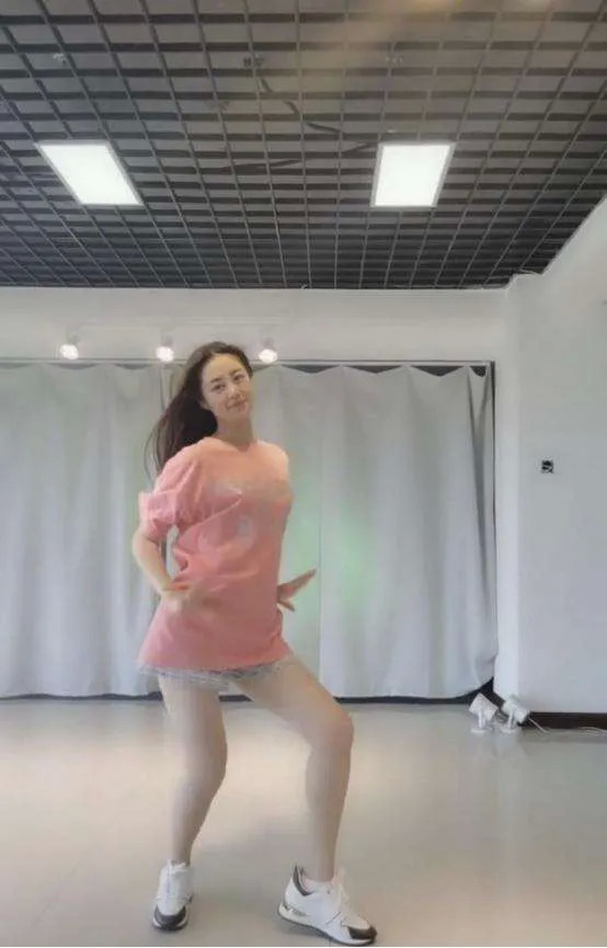 "王小蒙"毕畅罕见晒一双儿女,大方回应"再婚"这个话题_腾讯新闻