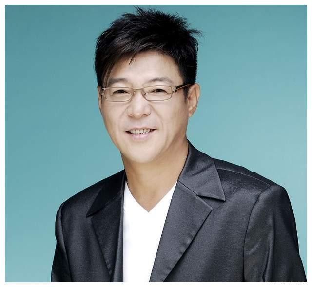 63岁姜育恒定居大陆与好友聚餐再唱再回首手拿雪茄太霸气