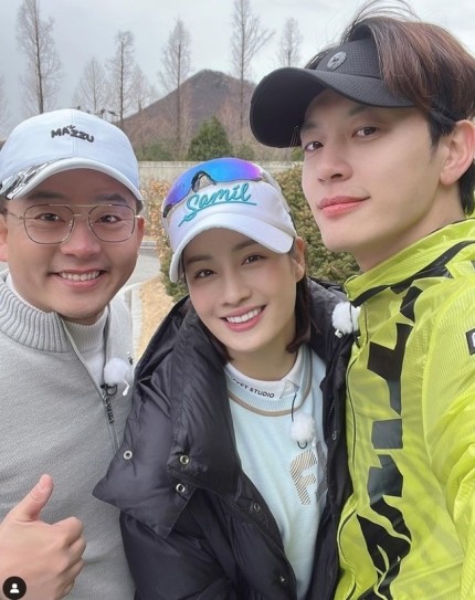 se7en的高尔夫7来,我超喜欢的俊浩哥和朴洁pro来看吧",并上传了照片