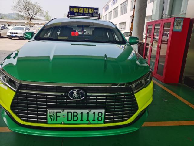 首台比亚迪纯电动出租车亮相襄阳街头