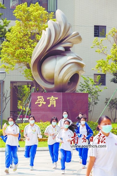 在东莞中学南城学校,学生排队进行核酸检测