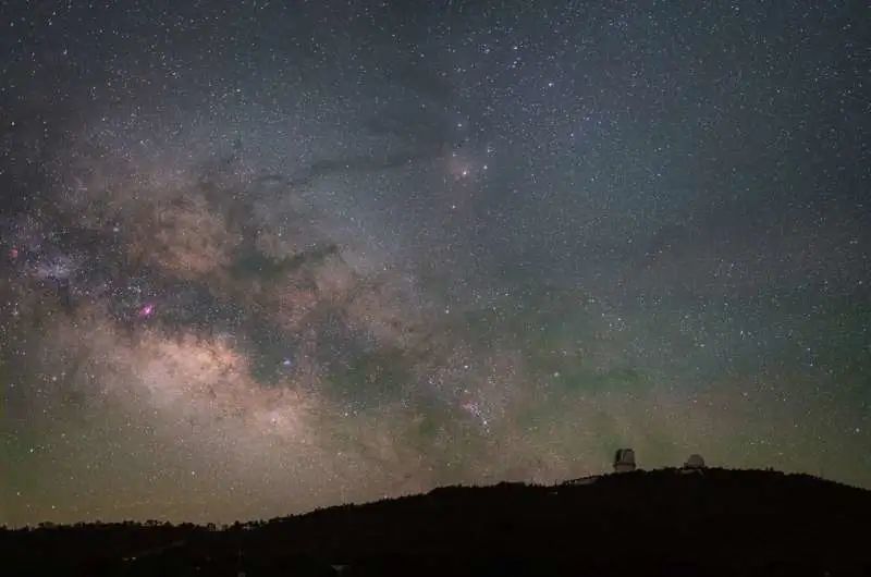 暗夜资源研究宇宙,主题范围从围绕附近恒星运行的行星到宇宙的加速