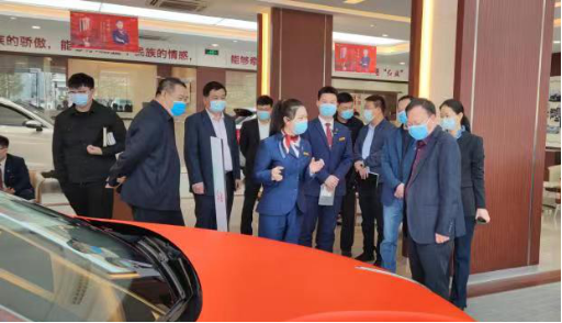 冉建军一行先后到三个企业了解汽车销售情况,参观了郑