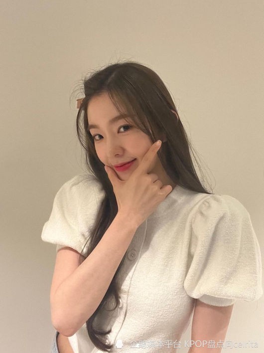 当天red velvet的irene因成员wendy的新冠确诊,作为特别dj参加了sbs