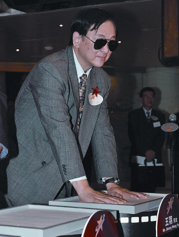 王羽离世后女儿向俩看护下跪叩头感谢生前已失智留下逾3亿遗产