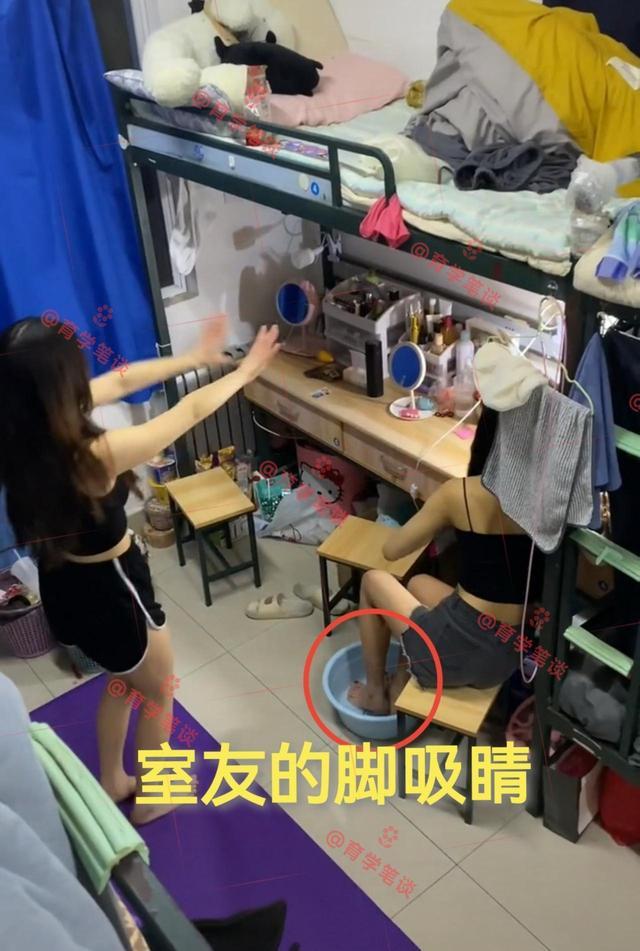 女生穿短裤跳健身操,青春有活力,却被室友的"脚"成功抢镜