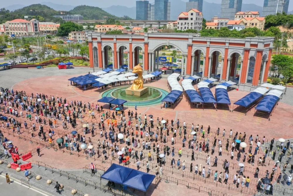 软三金海豚广场核酸采样点"请有序排队,从这条通道进,请出示健康码