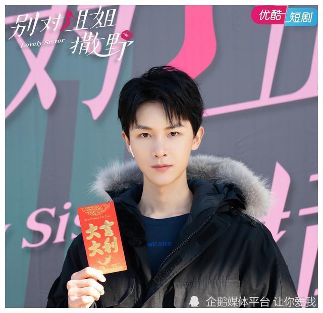 虽然杨泽的形象在业内并不算特别出众,但红气养人,加上专业团队的包装