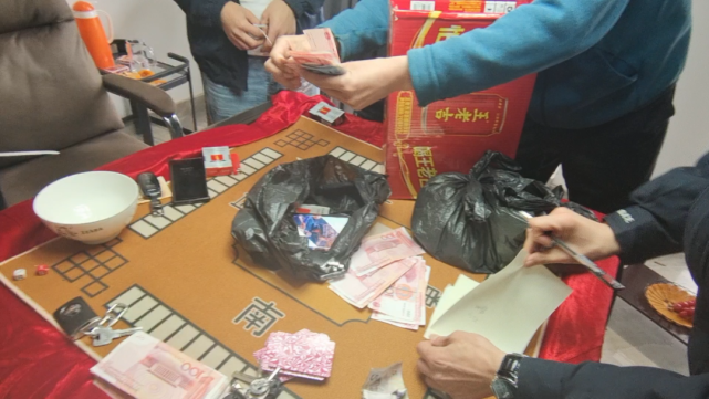 人肖某,陈某,齐某娟,李某4人一直以来多次纠集组织他人打三公聚众赌博