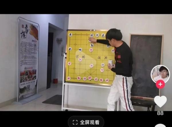 将武侠招式融入象棋"90后"象棋教练通过直播打赏月入过万元