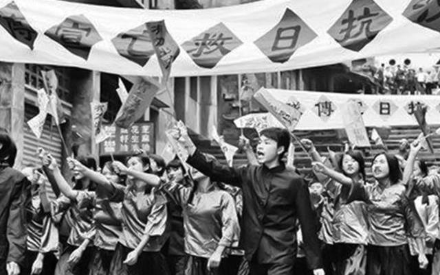 抗日战争时期,司徒雷登鼓励和带领学生参与游行活动,抗议日本对中国的