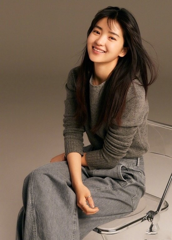 其次是配色,金泰梨女神在挑选单品配色时,并没有特