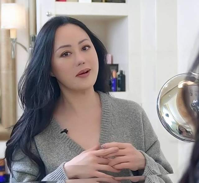 香港知名女星章小蕙带货翻车!一个口罩卖276元,网友:货不对板像内裤