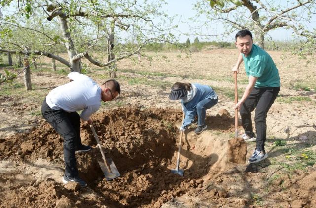 總經理呼建軍同志帶領黨員和入黨積極分子16人前往黃陵縣田莊鎮田莊街