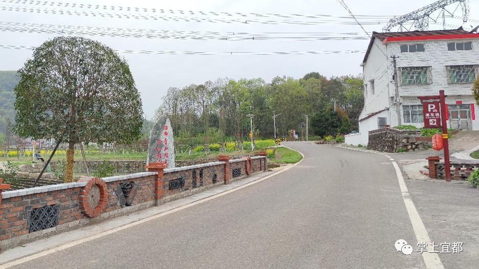 松木坪鎮徐家灣村江觀線路面整潔,標線清晰.