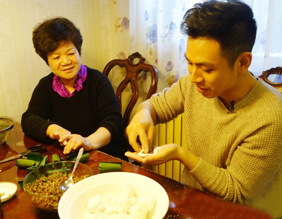 央视著名主播何岩柯父亲是工程院院士他以孝心陪母亲抗癌