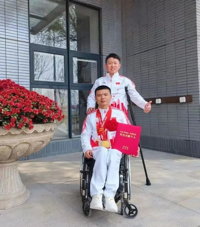 祝贺福建小伙郑鹏被授予北京冬奥会冬残奥会突出贡献个人称号