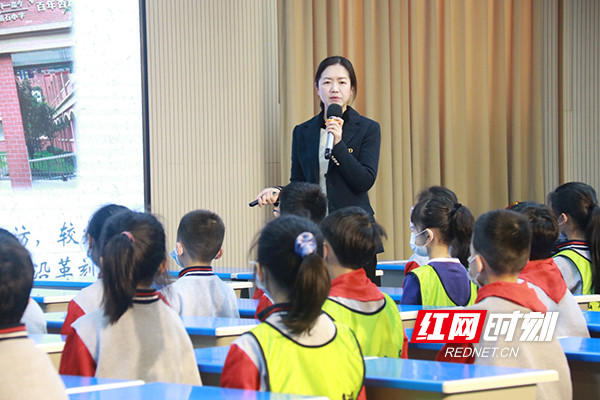 陈奕如 刘子琳)4月6日中午,株洲市天元区凿石小学校长汤彩霞在学校多
