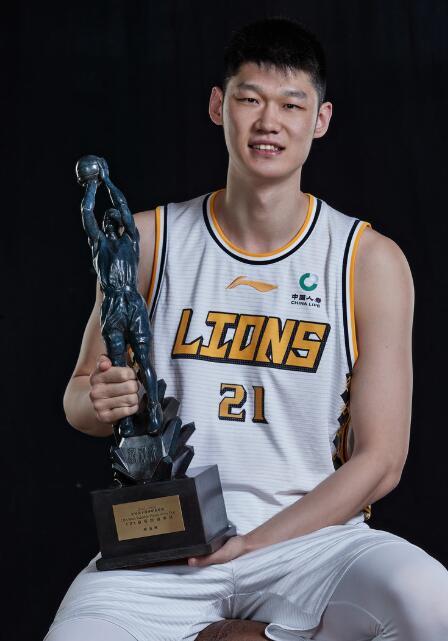 一条龙上篮稳战局!胡金秋14中10轰24 6无愧mvp