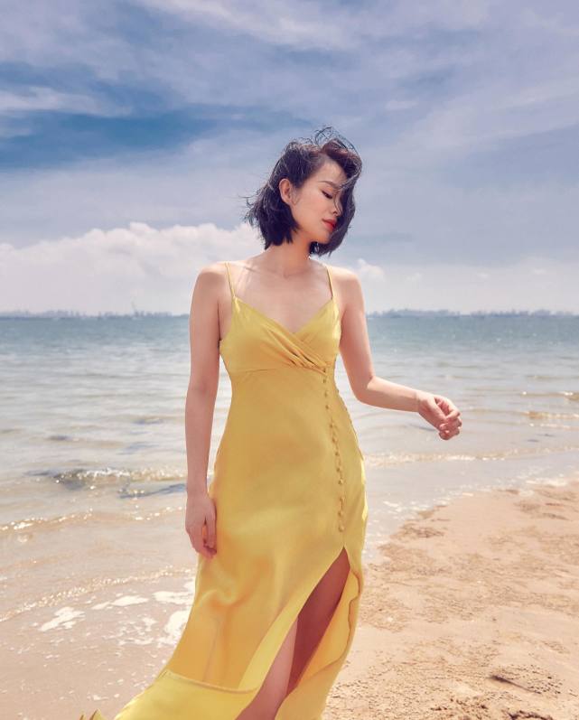 胡杏儿海边靓照被老公曝光!细腰长腿身材完美,不像3个儿子的妈