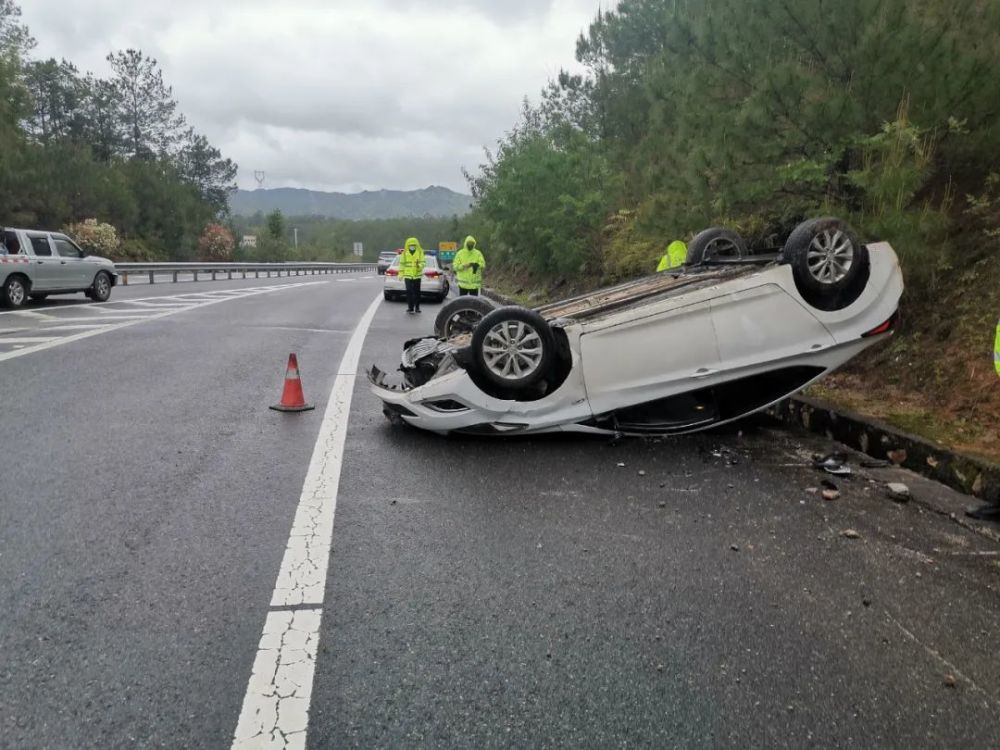 高速上车辆爆胎侧翻驾驶人说是它救了我