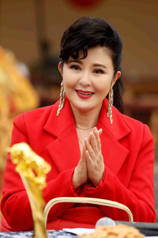 本期节目中,分别带领两队高手再度集结,行行出状元队队长小白鹭,高手