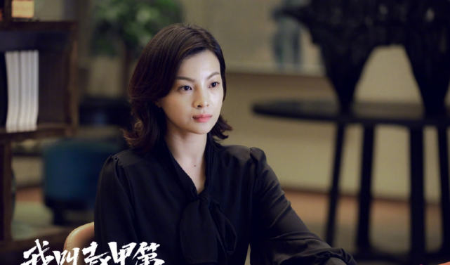 第一集开篇就出现的女人,是赵鑫(姚卓君 饰)的女儿齐冬草(杨杏 饰)