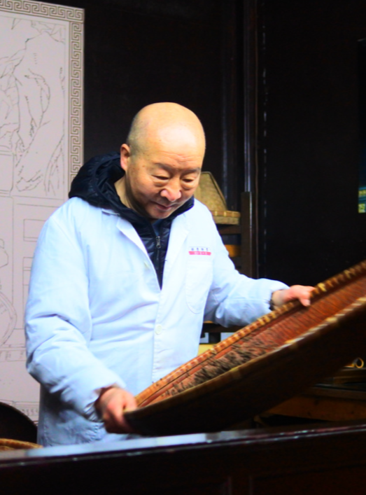 1966年,年仅17岁的丁光明进入胡庆余堂做学徒.做药如做人.