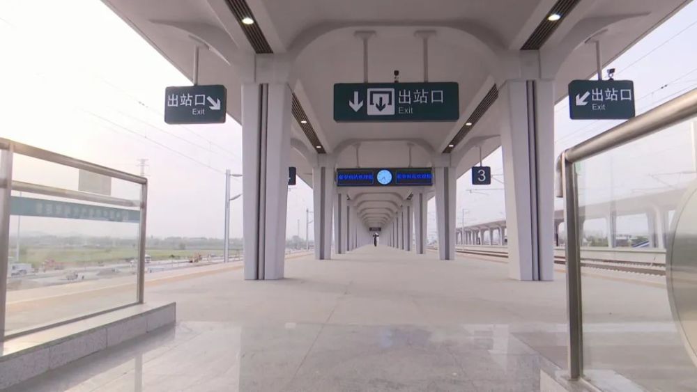 小编带你看看黄黄高铁蕲春南站内部环境黄黄高铁由黄冈市至黄梅县,正