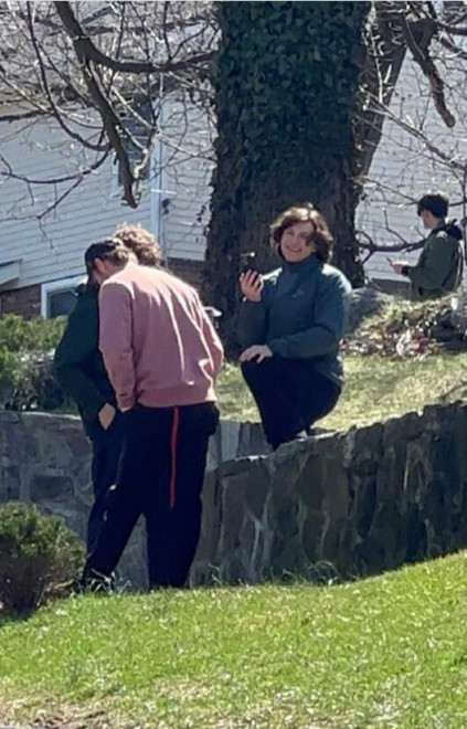 《拥挤的房间》曝片场照1905电影网讯4月8日,据外媒报道,由"荷兰弟"