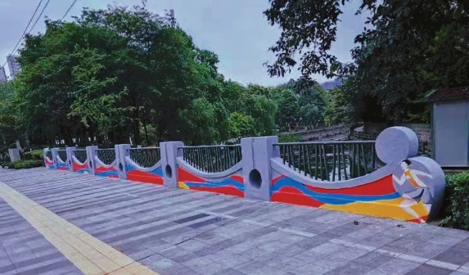 橙色的护栏地面上奔跑的蓉宝和水波彩绘让桥梁立马与众不同起来甚至连