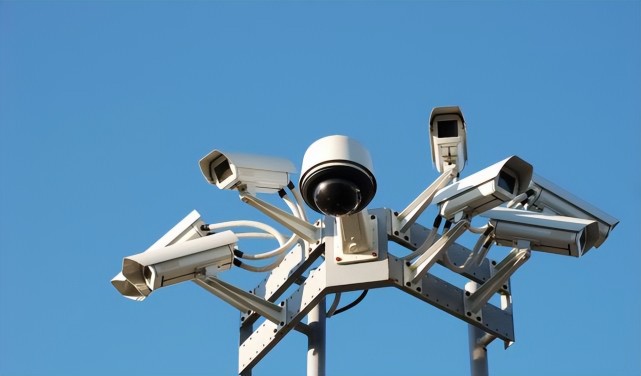 中国天网有多牛?外国记者质疑非要挑战,潜逃不到7分钟就被活捉