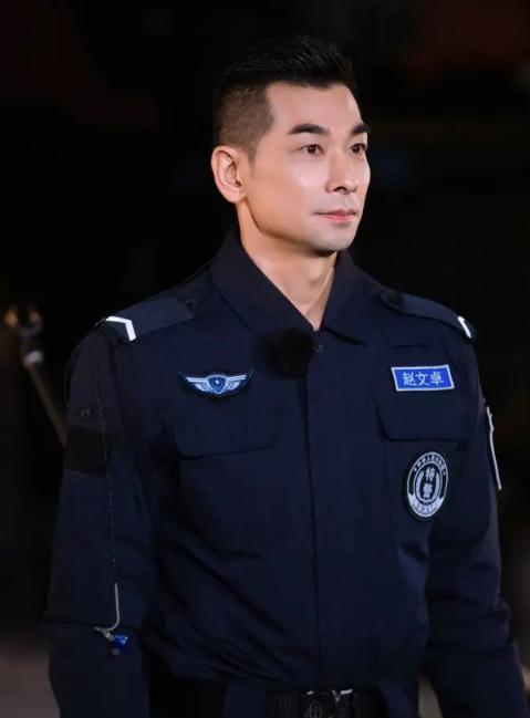 《我们的滚烫人生》为警察高歌,赵文卓正气盎然,网友调侃陈小春_腾讯