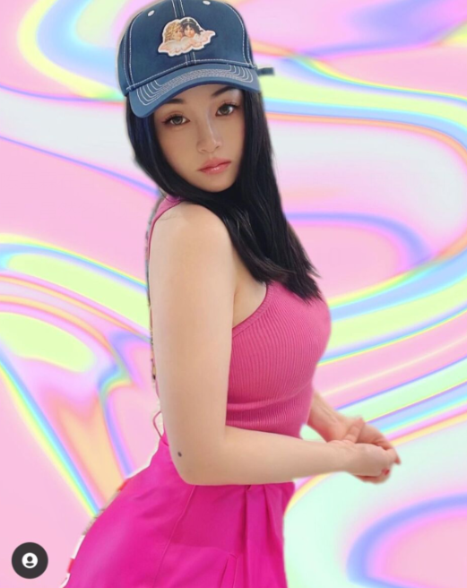 照片中,陈昱霖浓妆艳抹,穿着烟粉色背心,头戴鸭舌帽,打