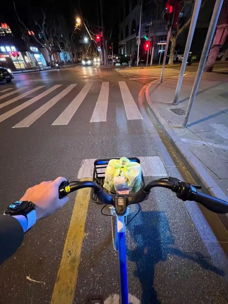 帅酷北京哥骑着共享单车在上海送药魔都战疫口述实录