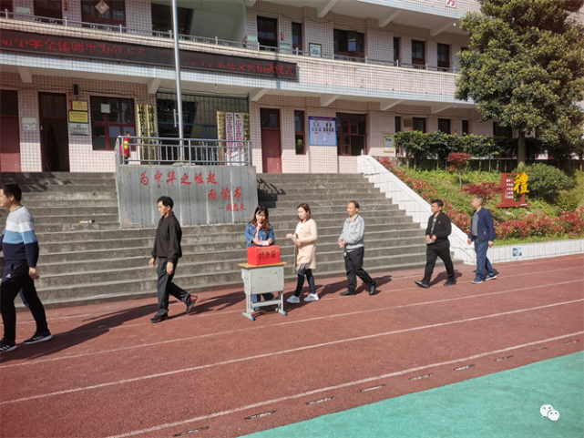 锦屏平略小学师生为受灾同学捐助