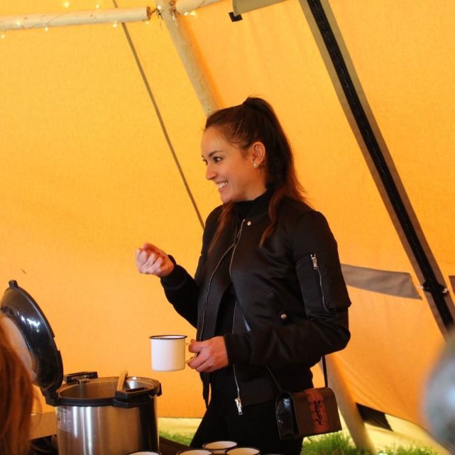 37岁刘碧丽罕见现身,在2.9亿庄园宴请好友,灿笑迷人状态回春