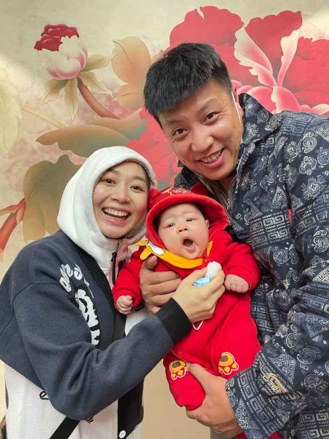 中国奥运冠军让儿子戴着金镶玉出镜,肉乎乎的脸蛋萌出天际