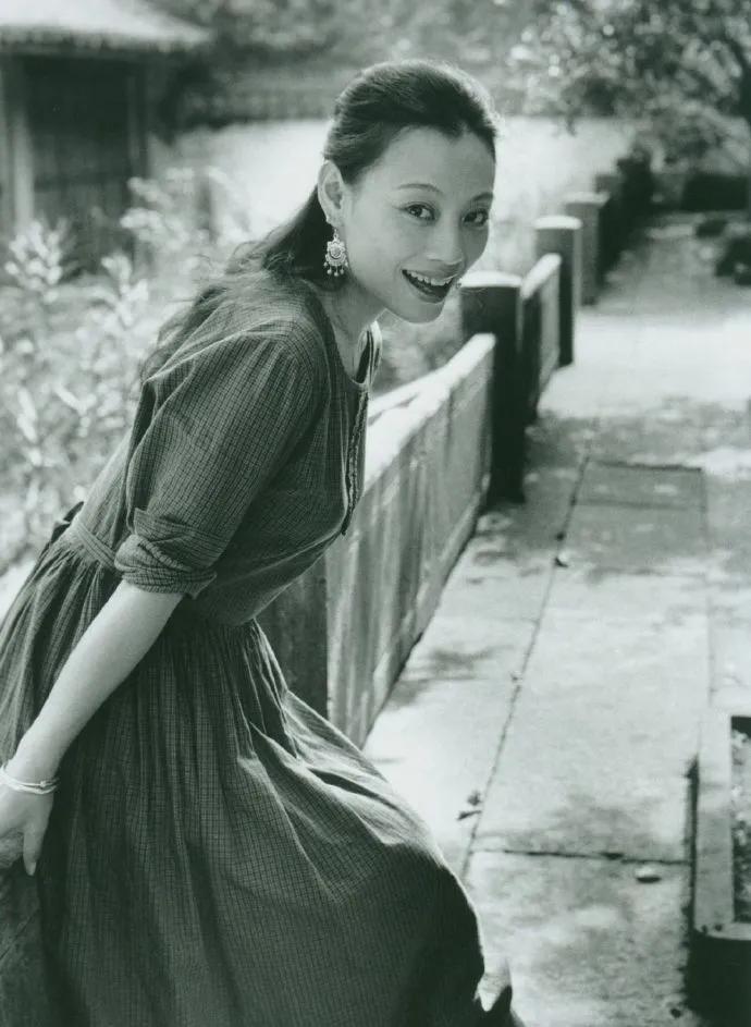 李宜娟的美,美得大气,与当下的美女大不相同,她是一个真人比照片更