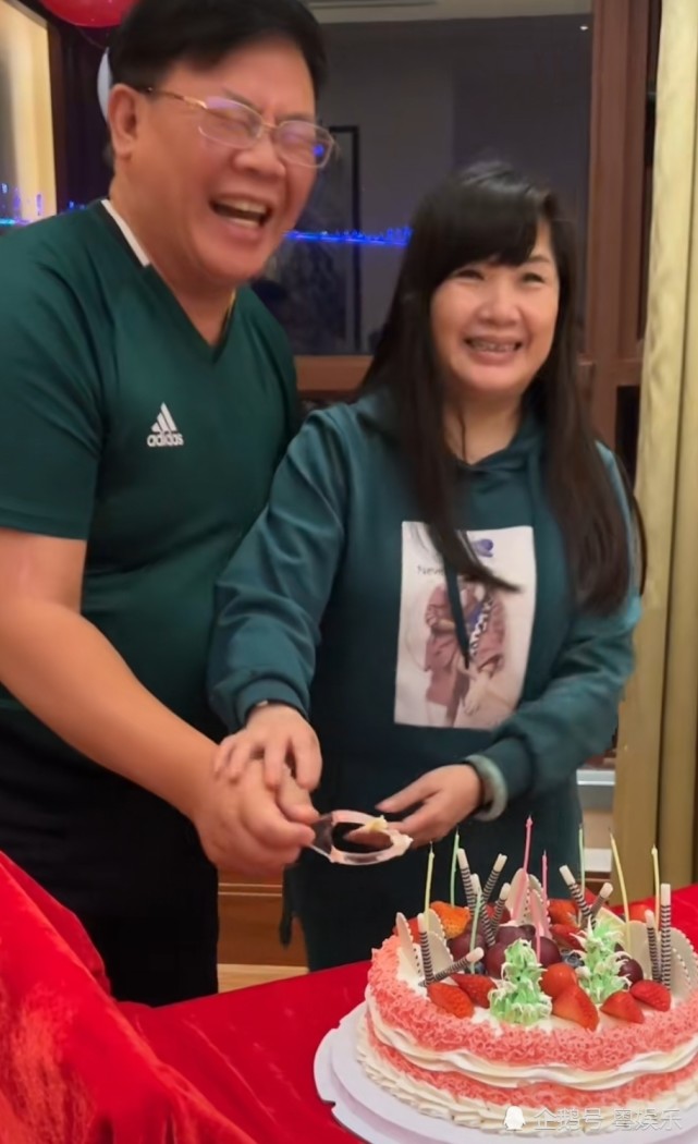 《今日关注》主持人郑达的妻子首次曝光,貌似香港顶级富婆,一脸旺夫相