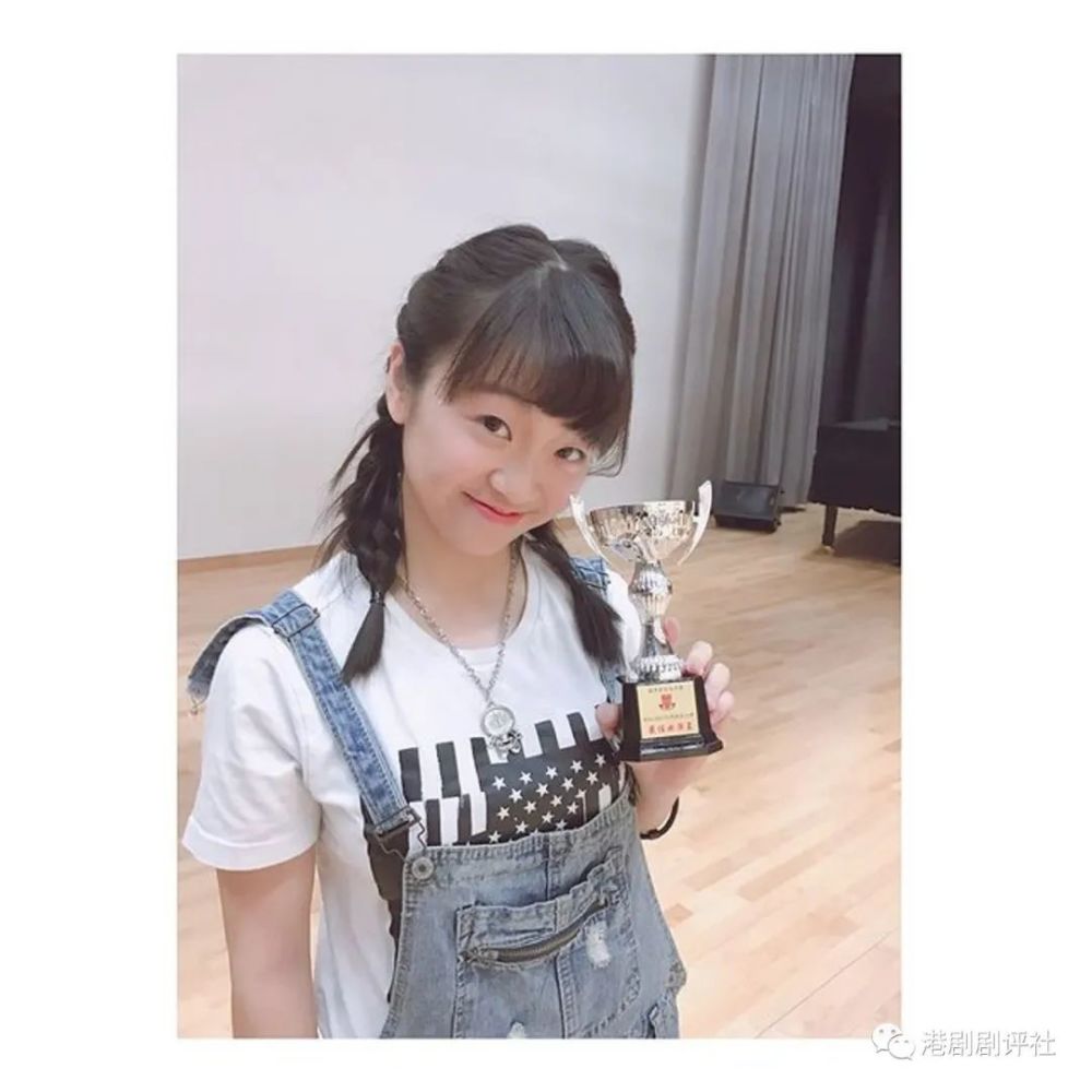 她的哭戏更成功感动不少观众.饰演佘诗曼童年的"小三好"陈诗慧.