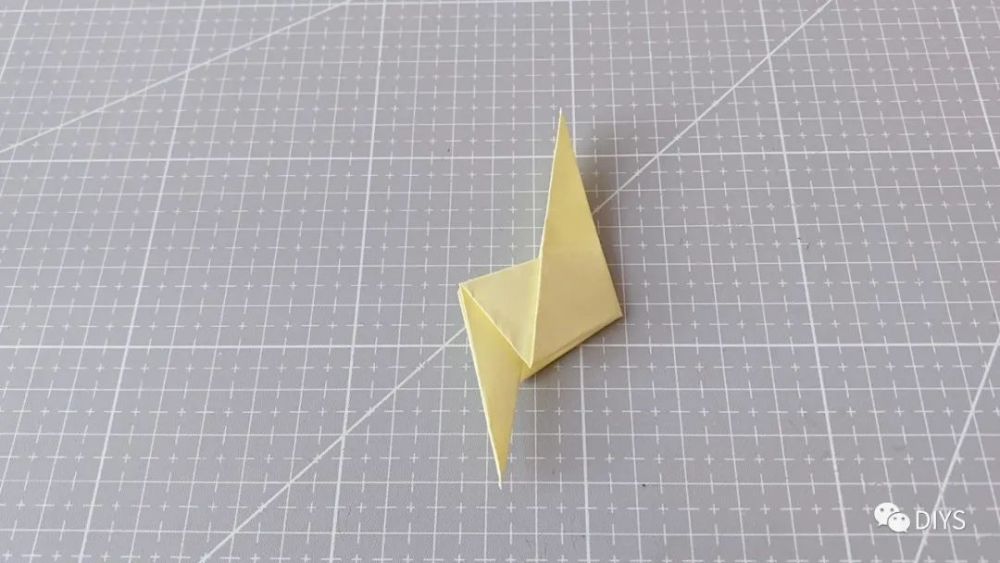 手工折纸简单又可爱的闪电镖