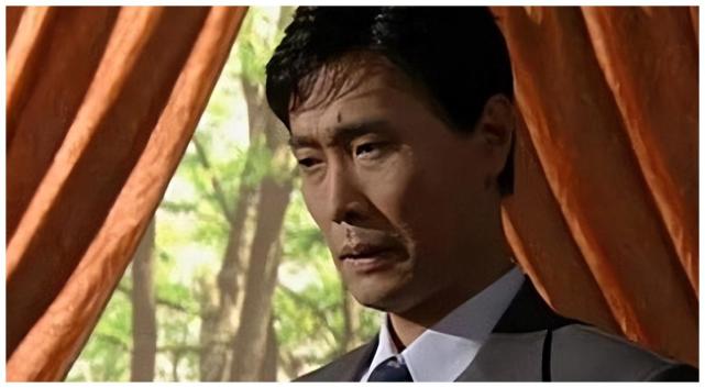 影视剧中的李鹤捧司机随后拖着被打伤的腿脚向新任营