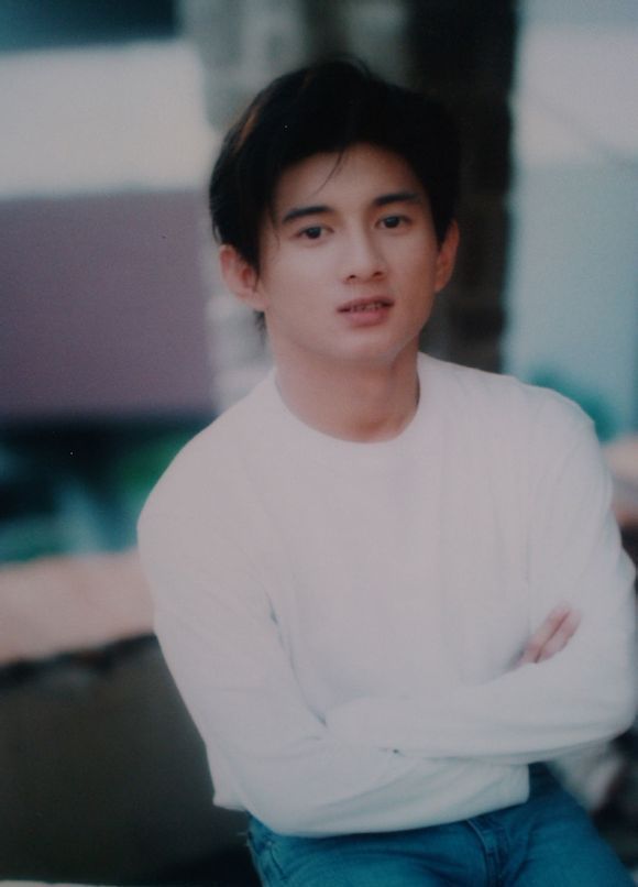 年轻时的吴奇隆有多"帅气",随便翻翻照片就知道了.