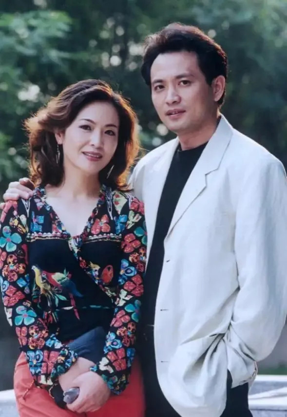 老戏骨丁志诚:妻子生女儿时,他瞬间奔溃,没进去看妻女一眼!_腾讯新闻